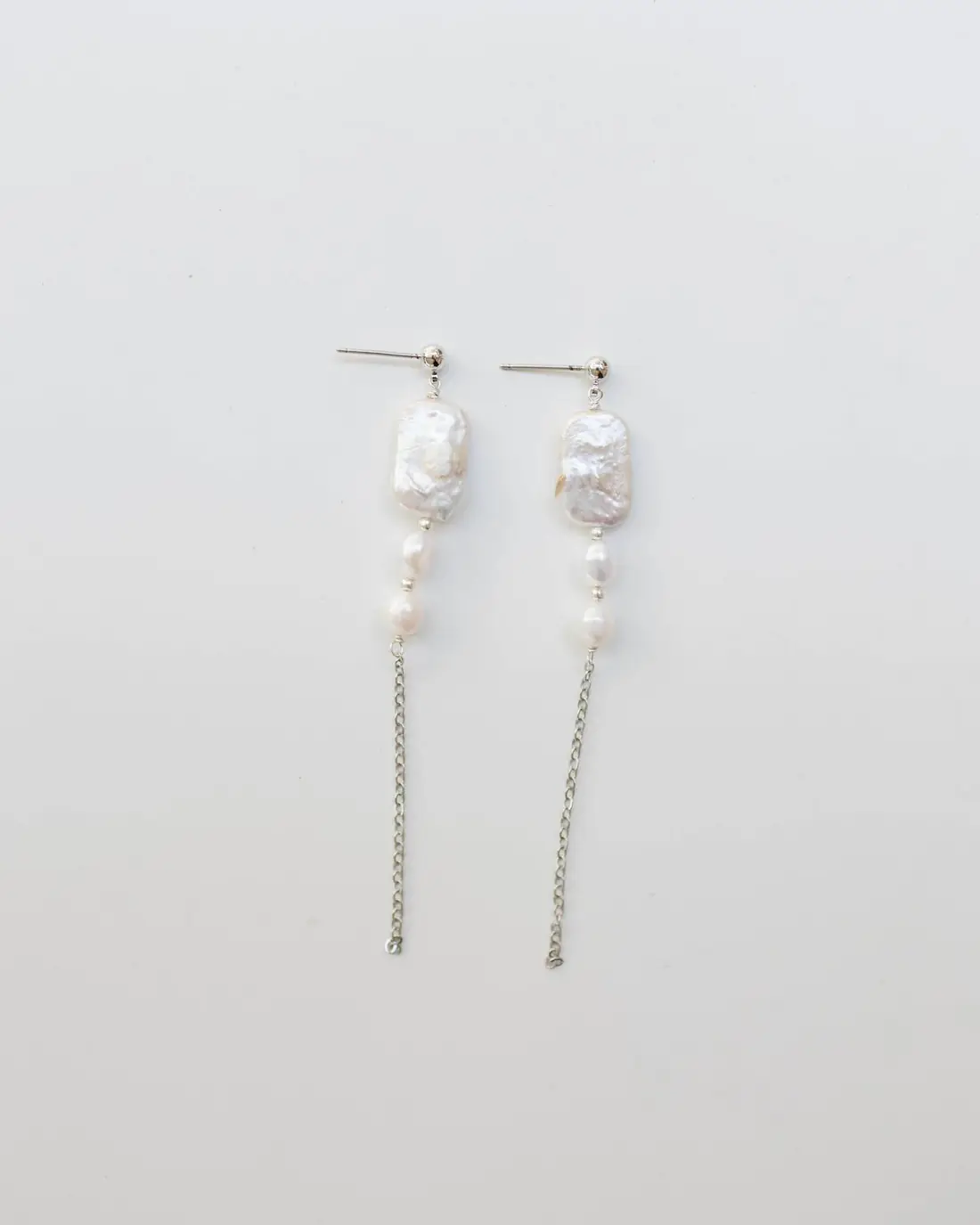 Aretes Alba, una perla natural en aro dorado
