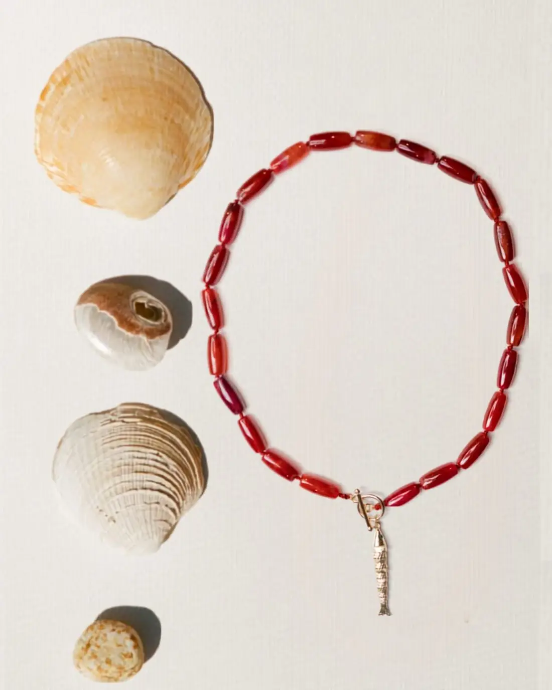 Collar Ámbar de ágata rojiza con dije de pescado dorado