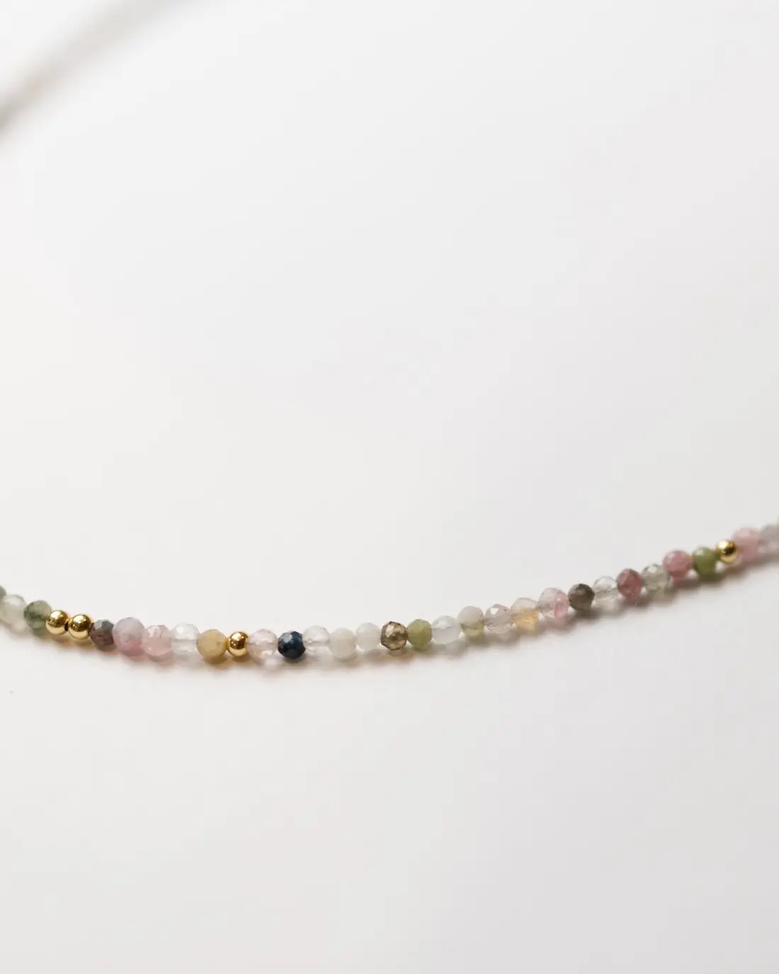 Collar Áurea de perlas naturales pequeñas ensartadas