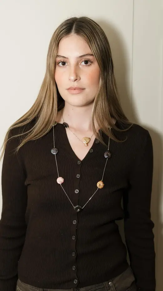 Clienta con Collar Áurea