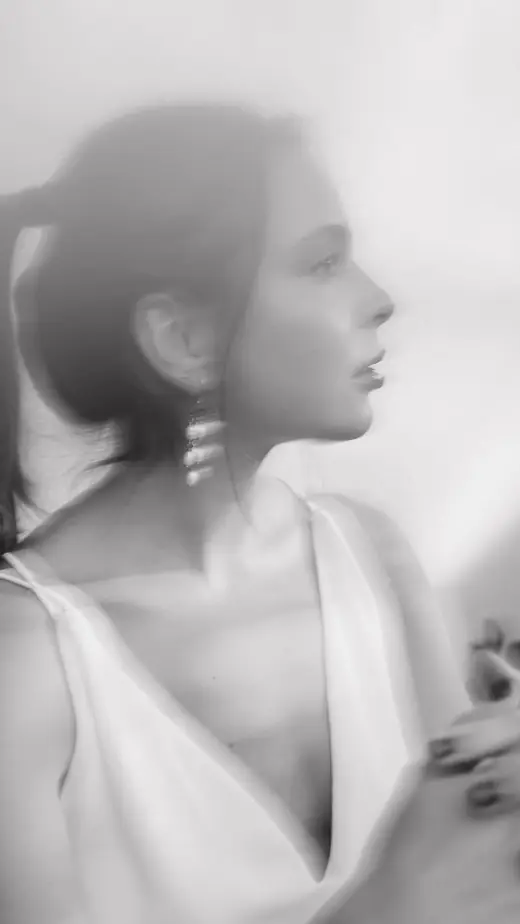 Aretes de perlas puestos